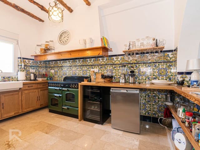 Chalet de 8 habitaciones en Simat de la Valldigna en venta - 550.000 € (Ref: 8774015)