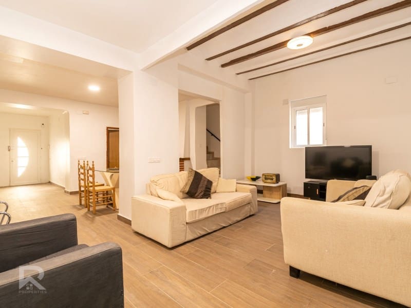 6 makuuhuone Omakotitalo myytävänä paikassa Llocnou de Sant Jeroni - 189 000 € (Ref: 9578776)