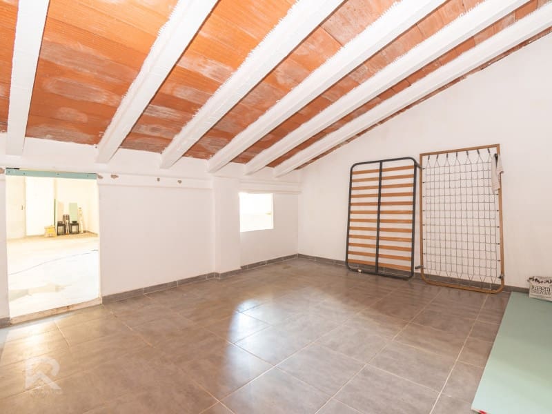 6 makuuhuone Omakotitalo myytävänä paikassa Llocnou de Sant Jeroni - 189 000 € (Ref: 9578776)