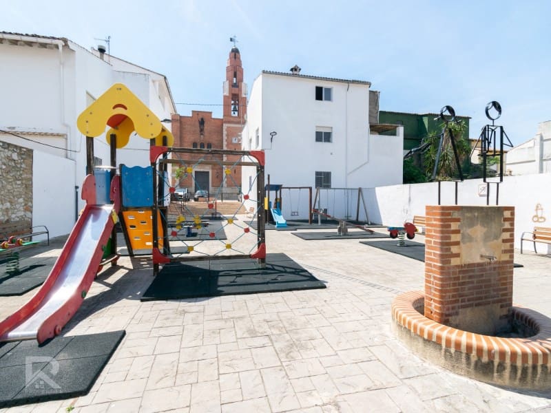 6 makuuhuone Omakotitalo myytävänä paikassa Llocnou de Sant Jeroni - 189 000 € (Ref: 9578776)