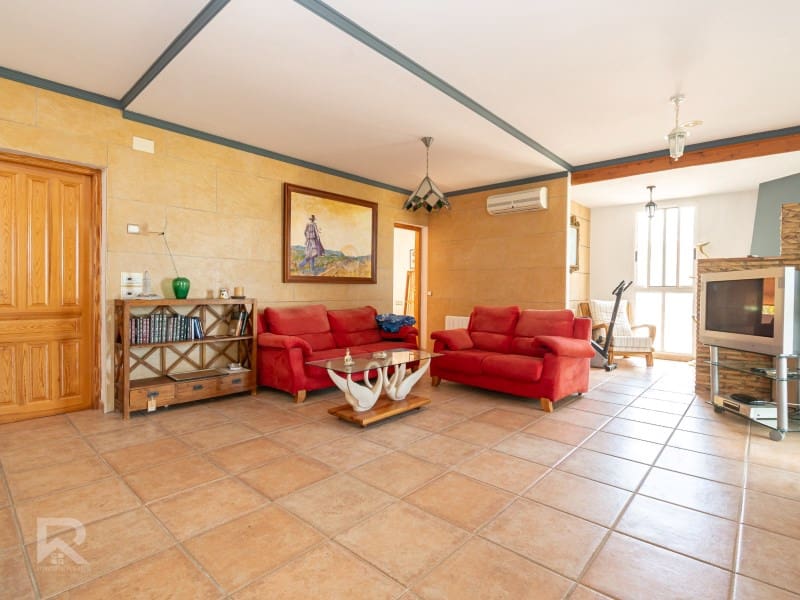 5 bedroom Villa for sale in Villalonga with garage - € 270,000 (Ref: 9840319)