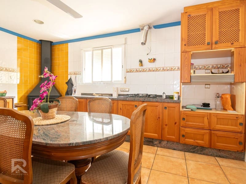 5 bedroom Villa for sale in Villalonga with garage - € 270,000 (Ref: 9840319)