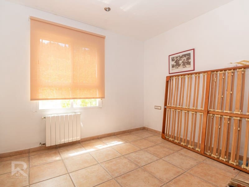 5 bedroom Villa for sale in Villalonga with garage - € 270,000 (Ref: 9840319)