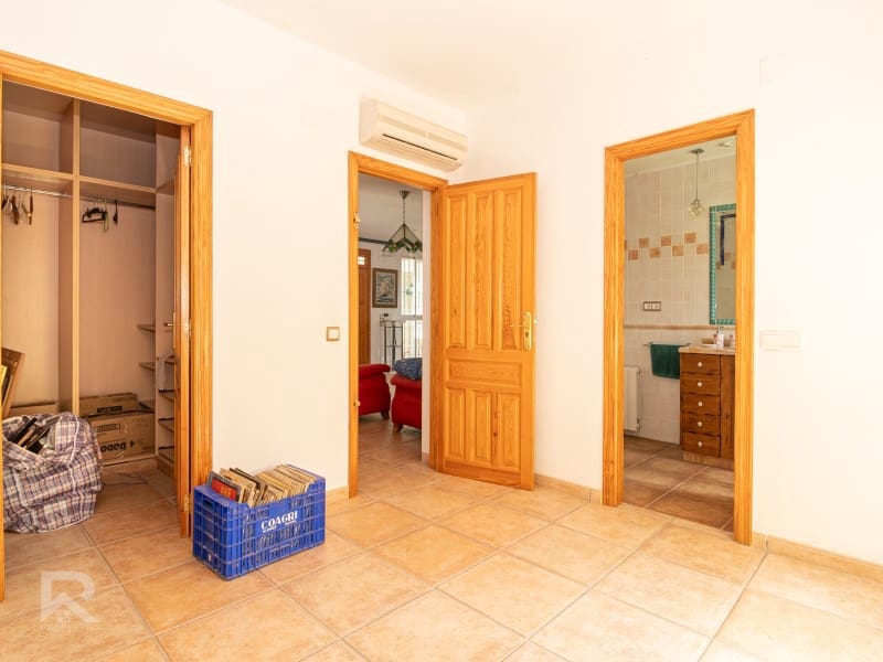 5 bedroom Villa for sale in Villalonga with garage - € 270,000 (Ref: 9840319)
