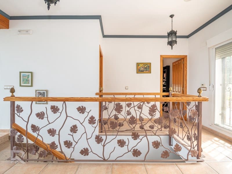 5 bedroom Villa for sale in Villalonga with garage - € 270,000 (Ref: 9840319)