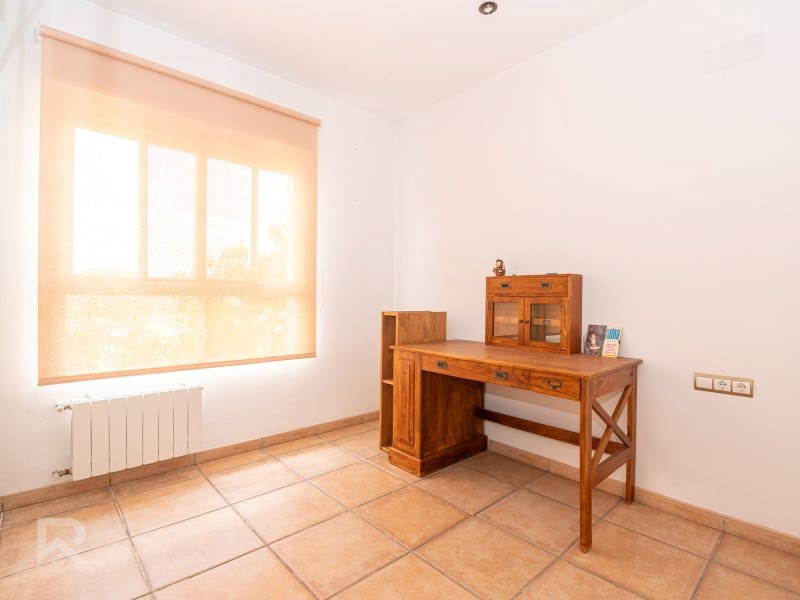 5 bedroom Villa for sale in Villalonga with garage - € 270,000 (Ref: 9840319)