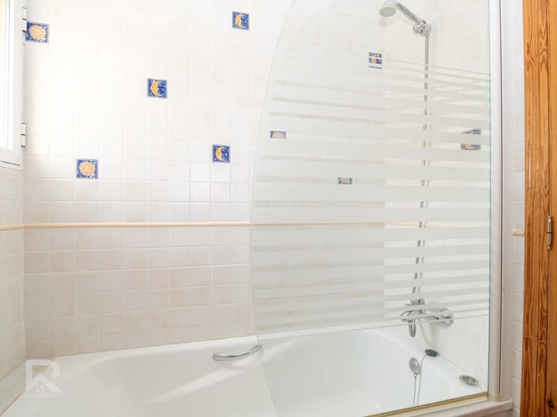 5 bedroom Villa for sale in Villalonga with garage - € 270,000 (Ref: 9840319)