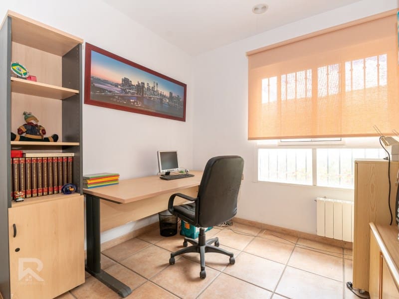 5 bedroom Villa for sale in Villalonga with garage - € 270,000 (Ref: 9840319)