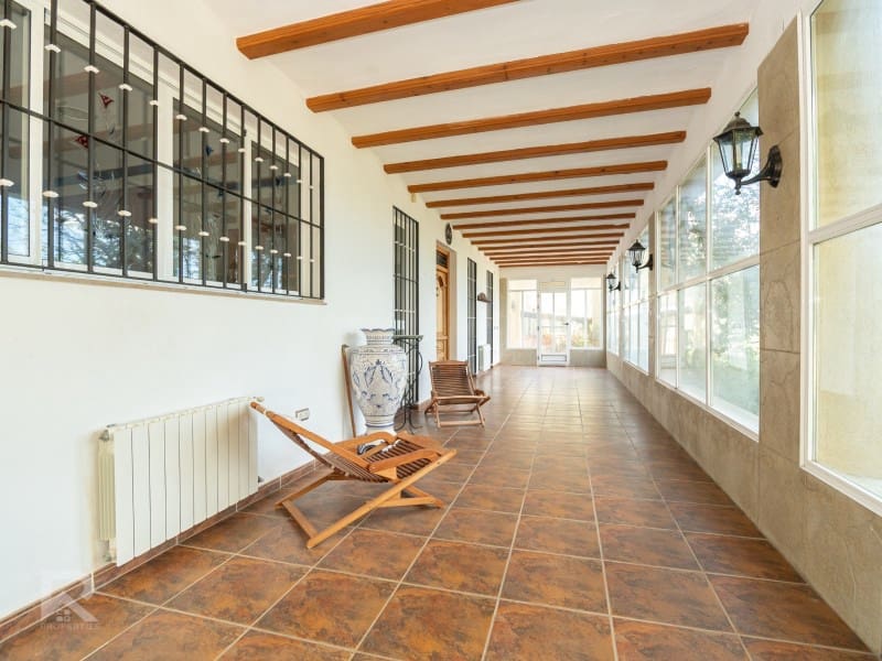 5 bedroom Villa for sale in Villalonga with garage - € 270,000 (Ref: 9840319)