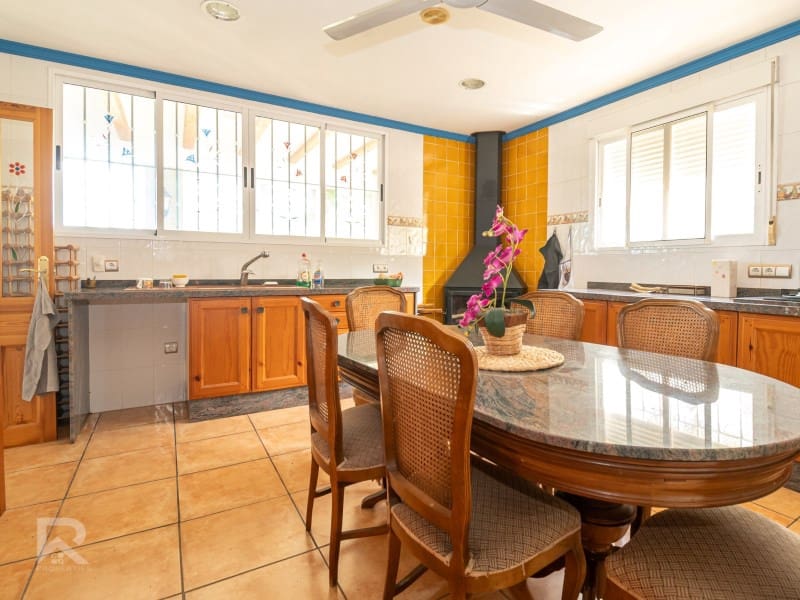 5 bedroom Villa for sale in Villalonga with garage - € 270,000 (Ref: 9840319)