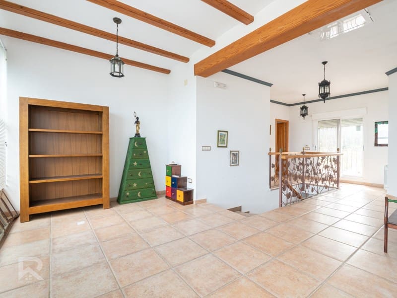 5 bedroom Villa for sale in Villalonga with garage - € 270,000 (Ref: 9840319)