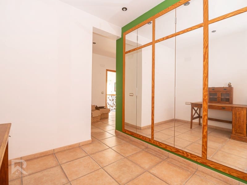 5 bedroom Villa for sale in Villalonga with garage - € 270,000 (Ref: 9840319)