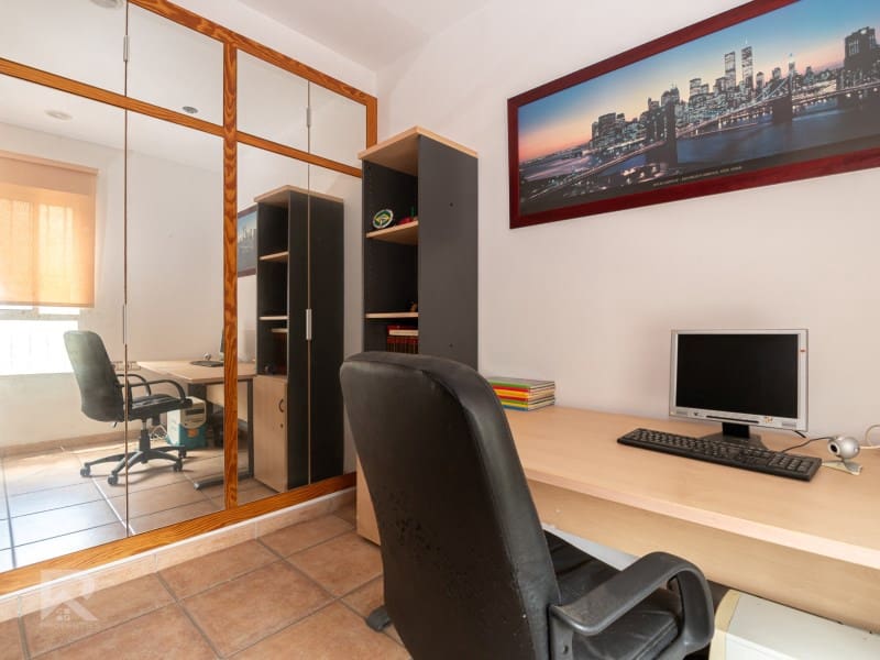 5 bedroom Villa for sale in Villalonga with garage - € 270,000 (Ref: 9840319)