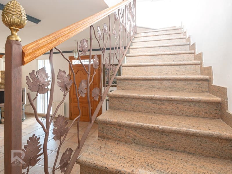 5 bedroom Villa for sale in Villalonga with garage - € 270,000 (Ref: 9840319)