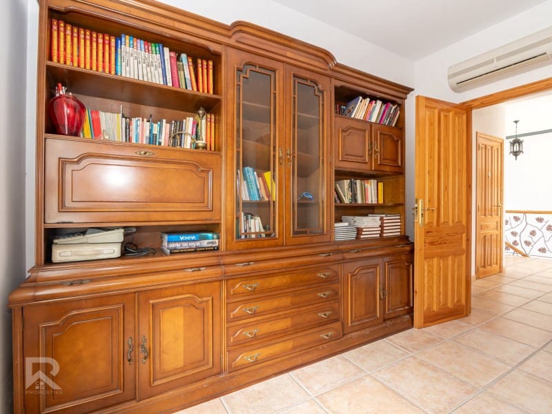 5 bedroom Villa for sale in Villalonga with garage - € 270,000 (Ref: 9840319)