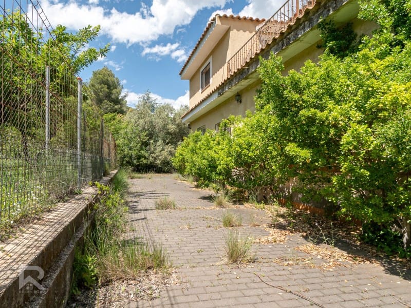 5 bedroom Villa for sale in Villalonga with garage - € 270,000 (Ref: 9840319)