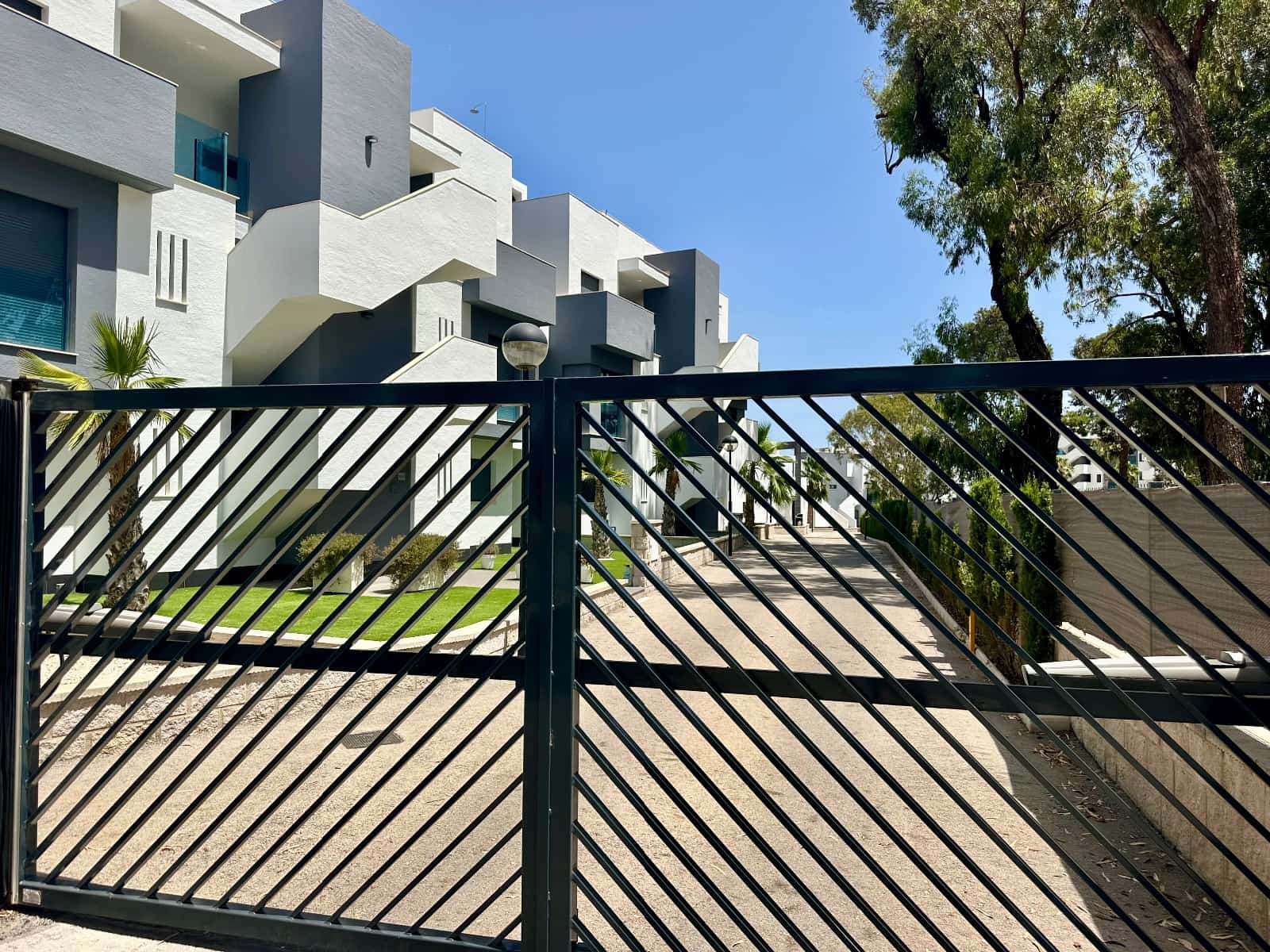 Apartamento de 3 habitaciones en El Raso en venta con piscina garaje - 299.995 € (Ref: 10005009)