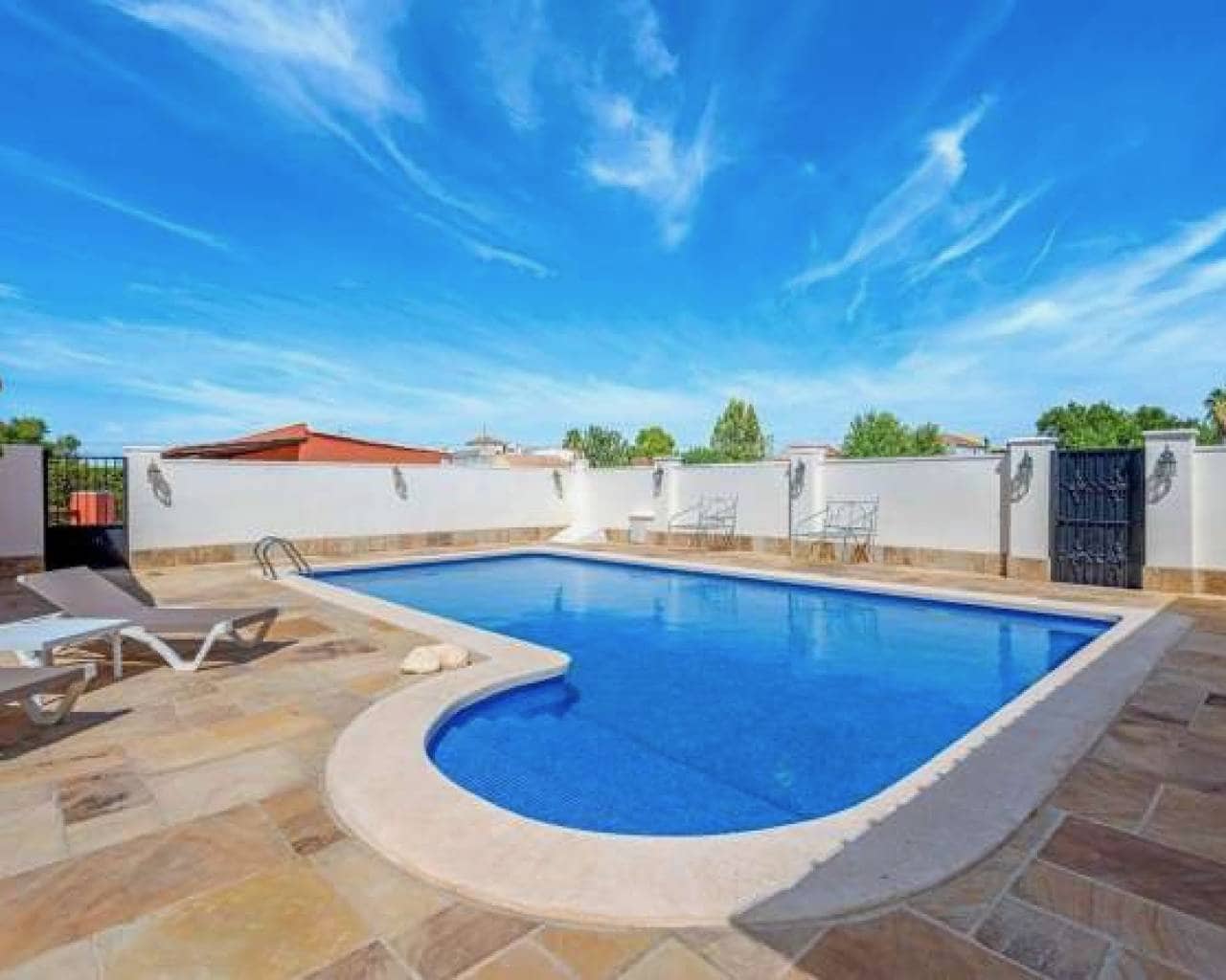 6 Zimmer Villa zu verkaufen in Heredades mit Pool Garage - 595.000 € (Ref: 10030037)