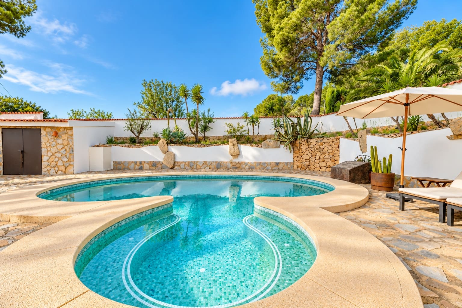 Chalet de 3 habitaciones en La Nucia en venta con piscina - 895.000 € (Ref: 10048740)