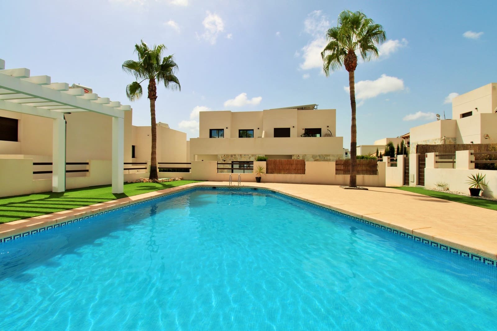 3 soveværelse Villa til salg i Villamartin med swimmingpool - € 354.900 (Ref: 10058097)