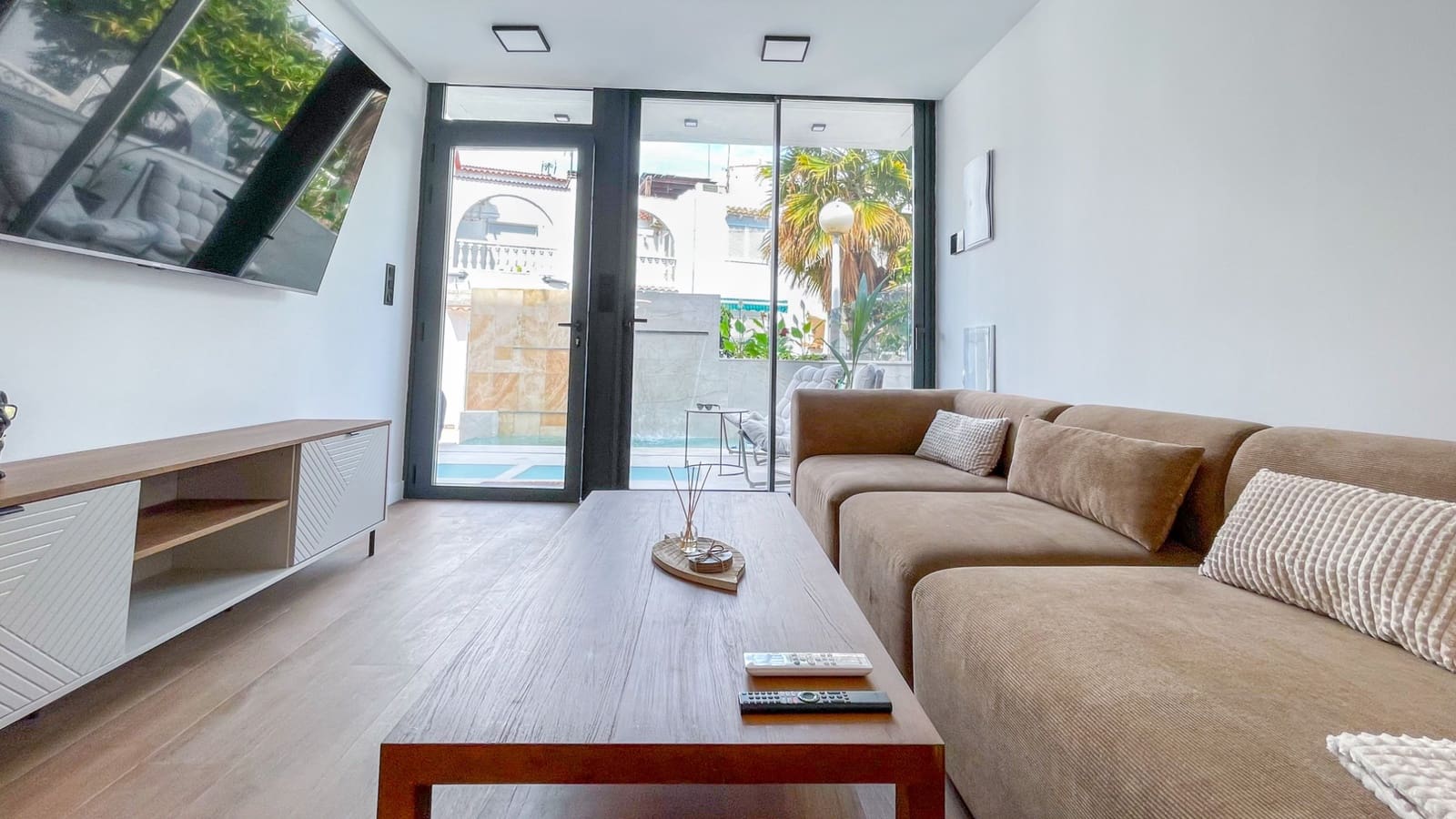 3 bedroom Townhouse for sale in Torrevieja with pool - € 539,000 (Ref: 10060717)