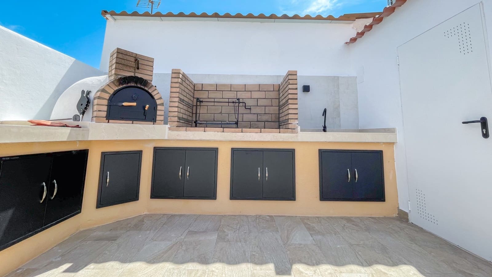 3 bedroom Townhouse for sale in Torrevieja with pool - € 539,000 (Ref: 10060717)