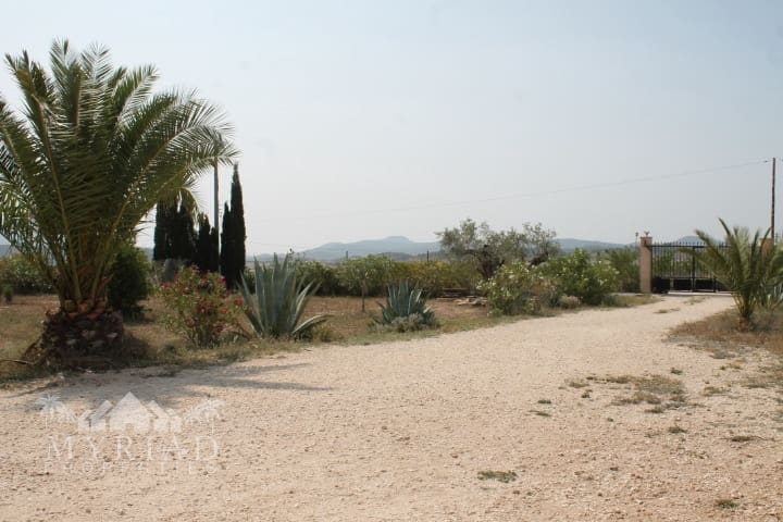 4 bedroom Finca/Country House for sale in Pinoso with garage - € 324,000 (Ref: 10062465)