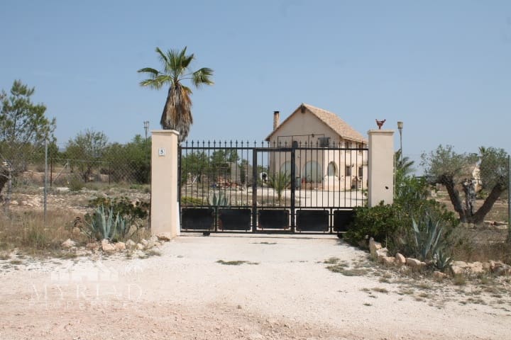 4 bedroom Finca/Country House for sale in Pinoso with garage - € 324,000 (Ref: 10062465)