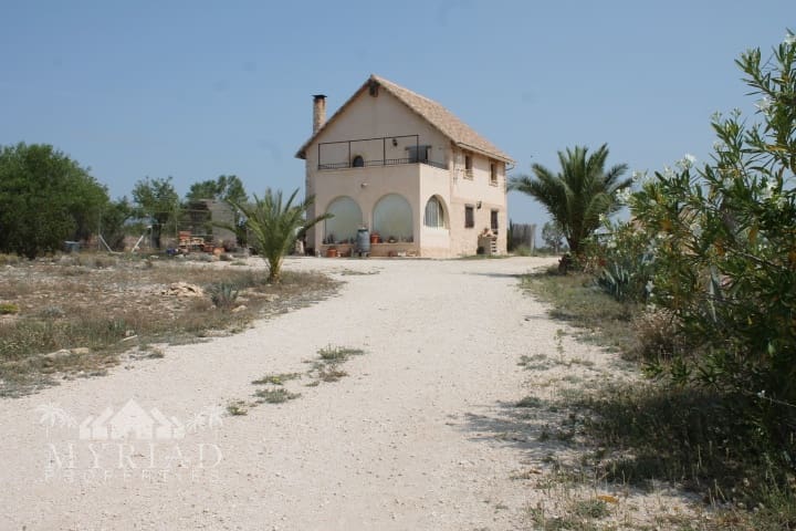 4 bedroom Finca/Country House for sale in Pinoso with garage - € 324,000 (Ref: 10062465)
