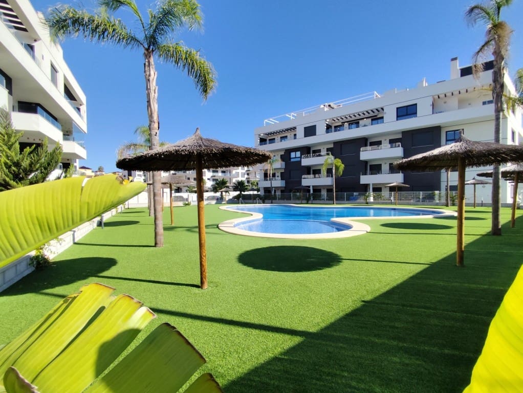 Ático de 3 habitaciones en Villamartin en venta con piscina - 345.000 € (Ref: 10075417)