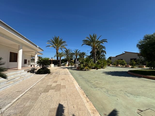 Chalet de 4 habitaciones en Valverde, Elche / Elx en venta con piscina - 699.900 € (Ref: 10077609)