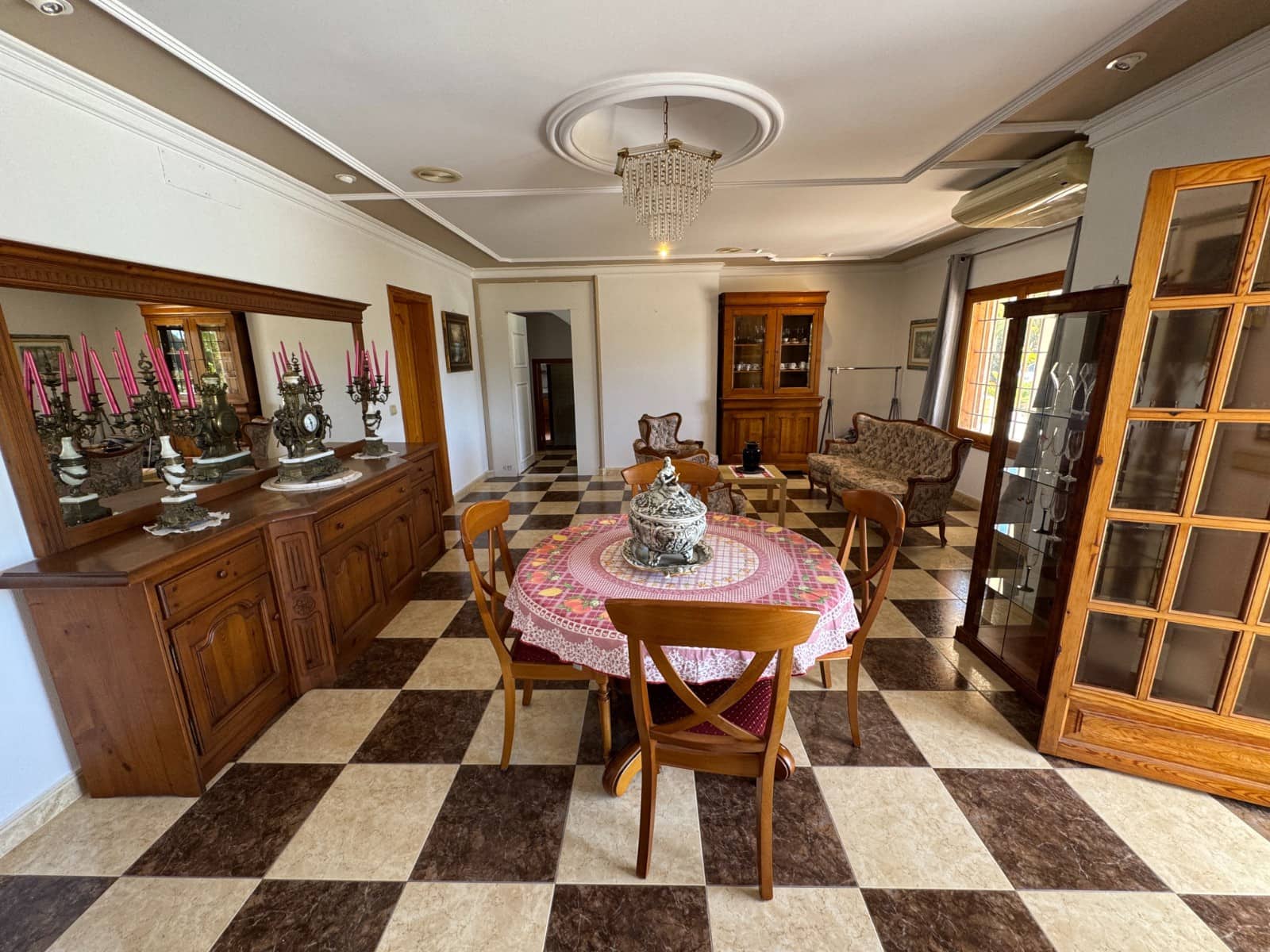 Chalet de 4 habitaciones en Valverde en venta con piscina - 699.900 € (Ref: 10077609)
