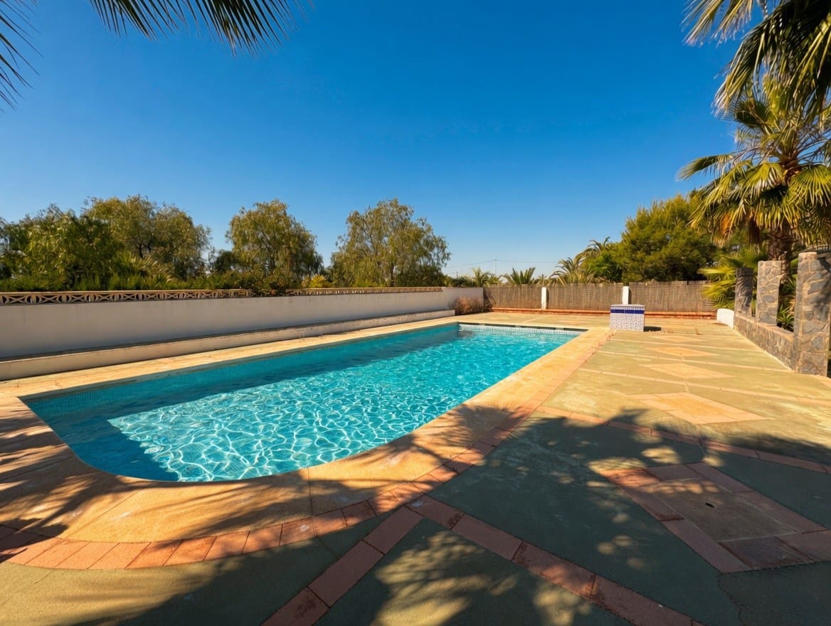 Chalet de 4 habitaciones en Valverde en venta con piscina - 699.900 € (Ref: 10077609)