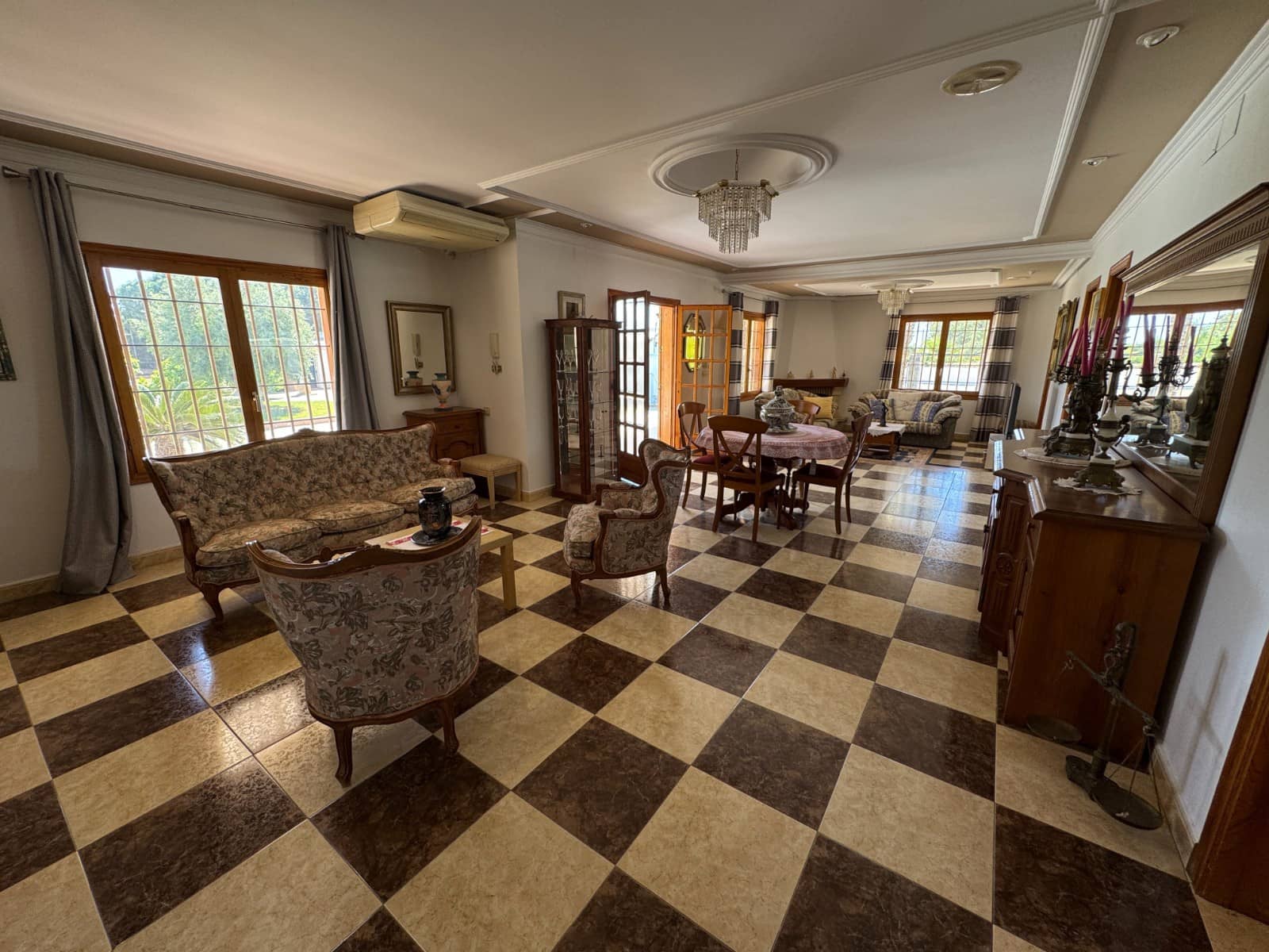 Chalet de 4 habitaciones en Valverde en venta con piscina - 699.900 € (Ref: 10077609)