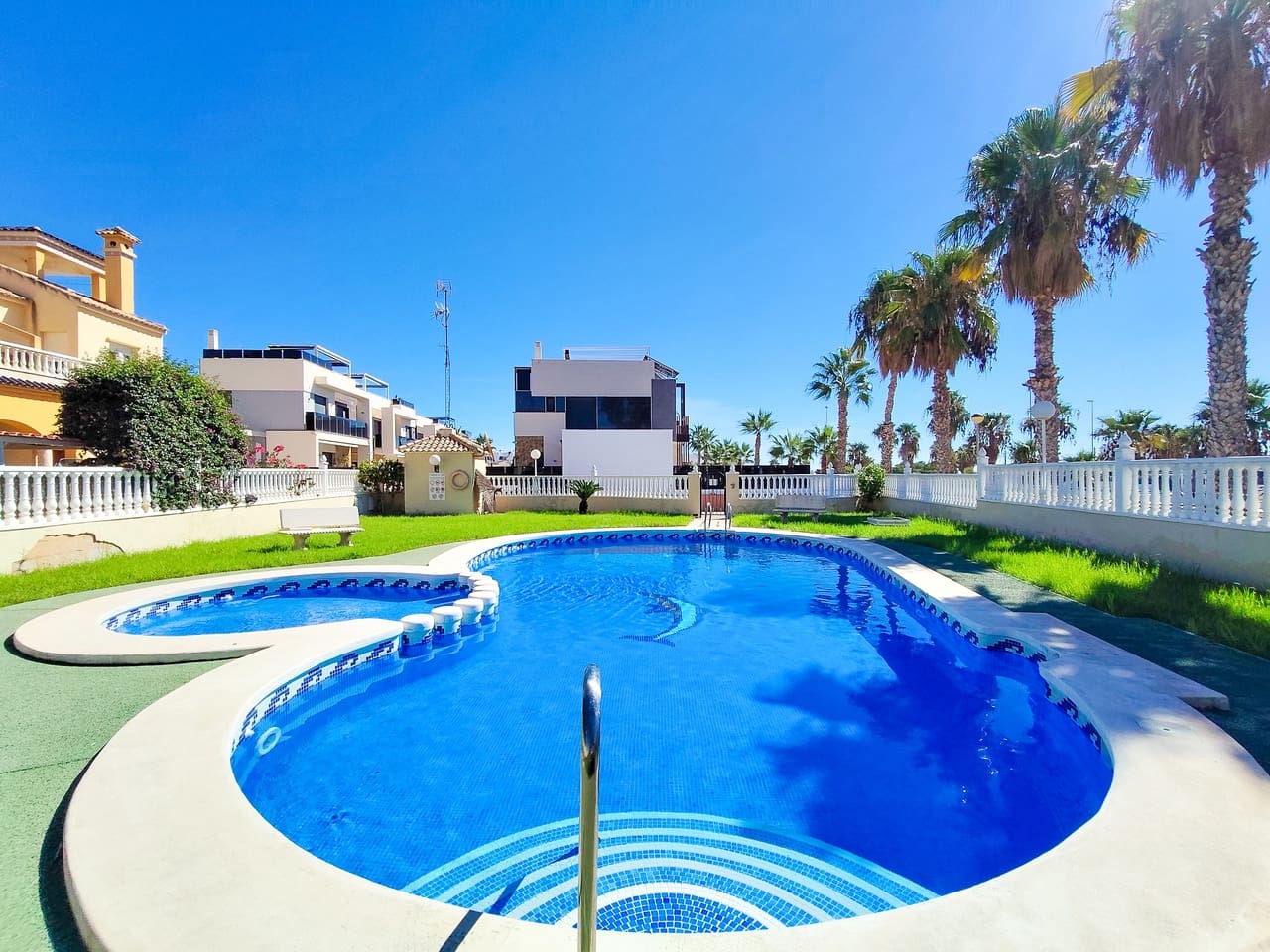 2 soveværelse Lejlighed til salg i Cabo Roig med swimmingpool - € 215.000 (Ref: 10077727)