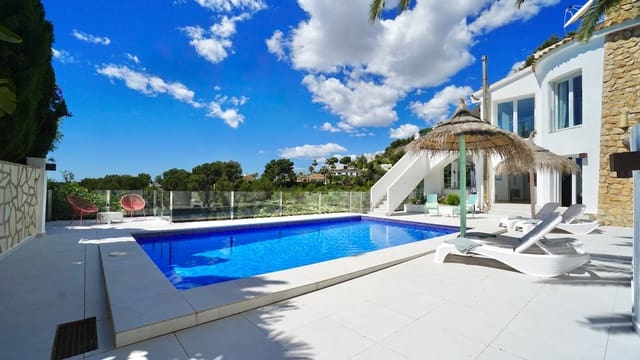 Chalet de 4 habitaciones en Moraira, Teulada-Moraira en venta con piscina - 1.270.000 € (Ref: 10088968)