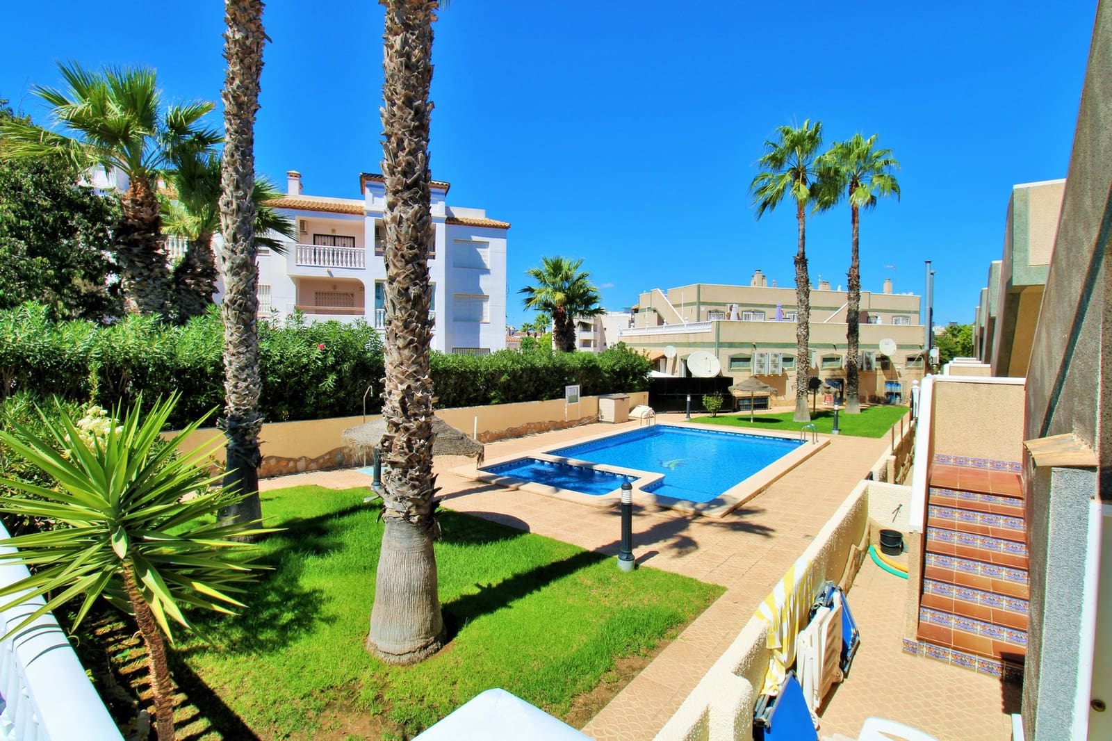 4 quarto Moradia para venda em Villamartin com piscina - 419 000 € (Ref: 10088970)