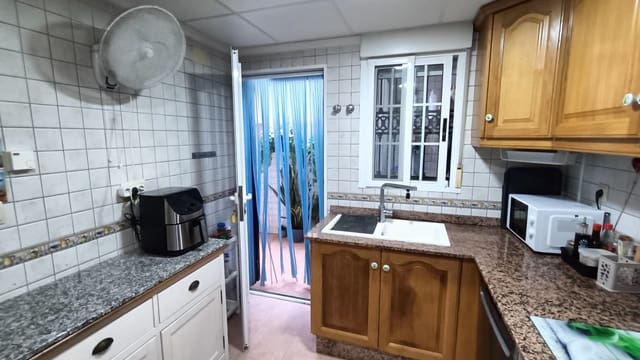 3 soverom Hus til salgs i Guardamar del Segura med svømmebasseng garasje - € 235 000 (Ref: 10088971)