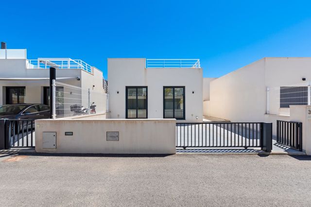 5 Zimmer Villa zu verkaufen in San Miguel de Salinas mit Pool - 499.990 € (Ref: 10114526)