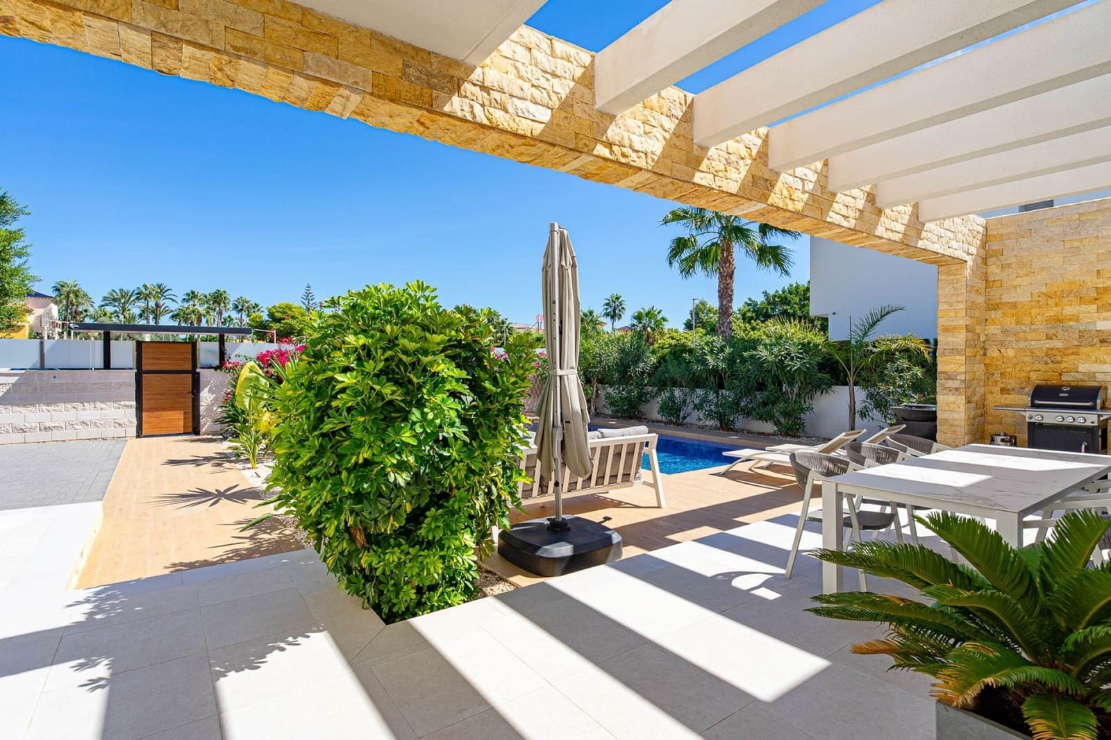 3 soveværelse Villa til salg i Dona Pepa med swimmingpool garage - € 835.000 (Ref: 10114535)