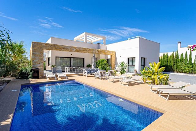 3 soveværelse Villa til salg i Doña Pepa, Rojales med swimmingpool garage - € 835.000 (Ref: 10114535)