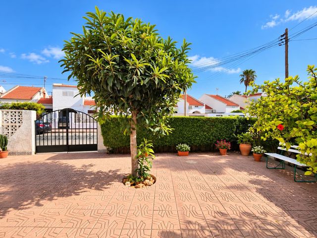 Casa de 2 habitaciones en Nueva Torrevieja, Torrevieja en venta con piscina garaje - 210.000 € (Ref: 10114539)