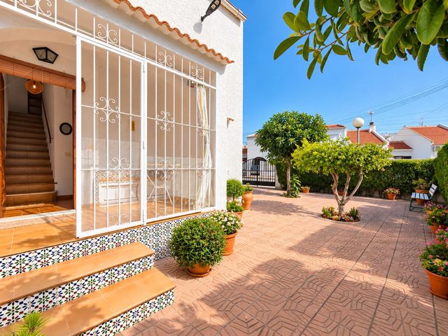 Casa de 2 habitaciones en Nueva Torrevieja, Torrevieja en venta con piscina garaje - 210.000 € (Ref: 10114539)