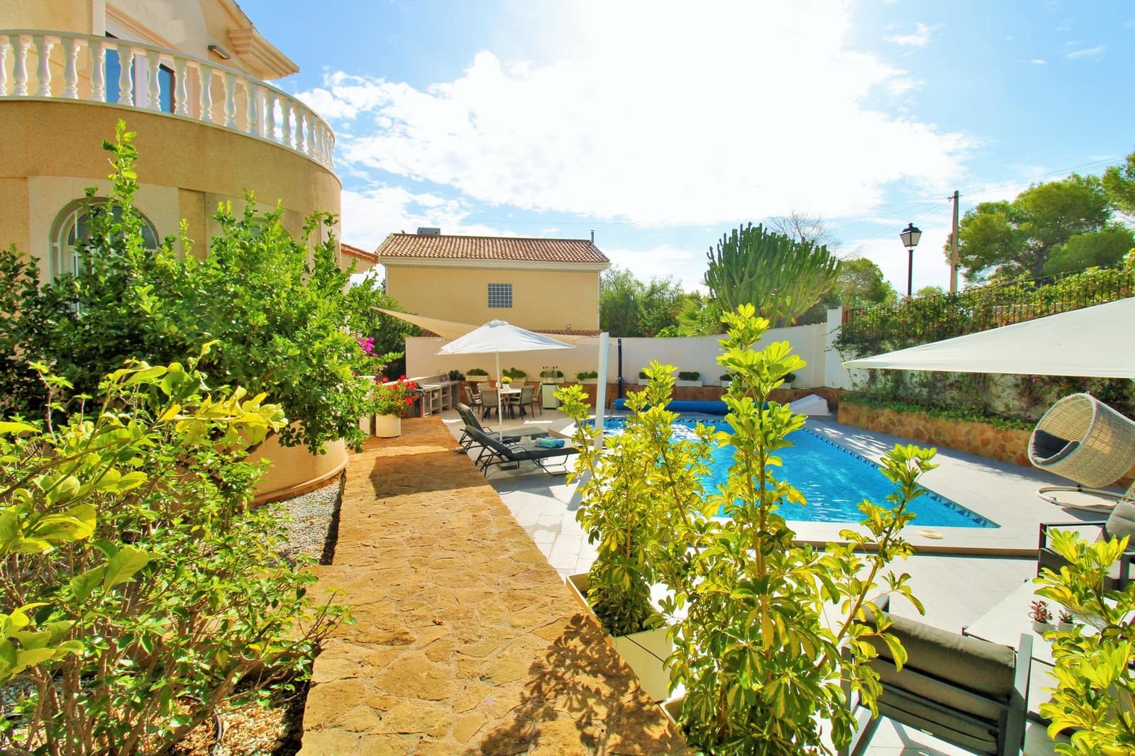 3 bedroom Villa for sale in Villamartin with pool garage - € 599,000 (Ref: 10160955)