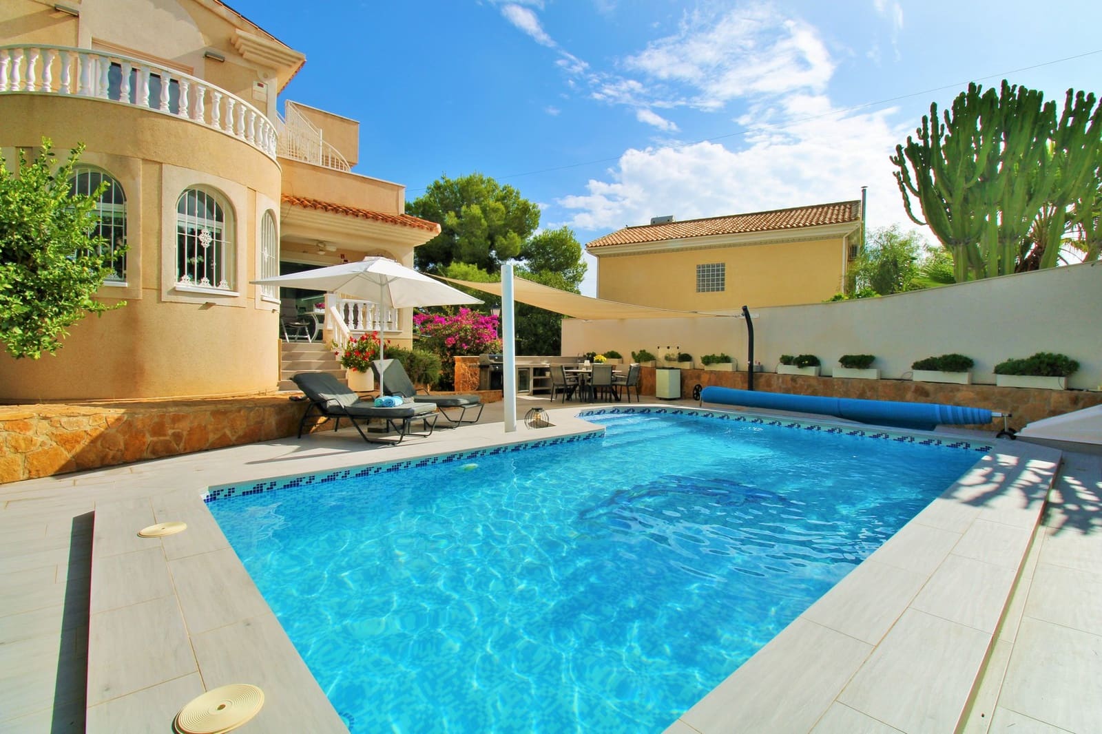3 bedroom Villa for sale in Villamartin with pool garage - € 599,000 (Ref: 10160955)