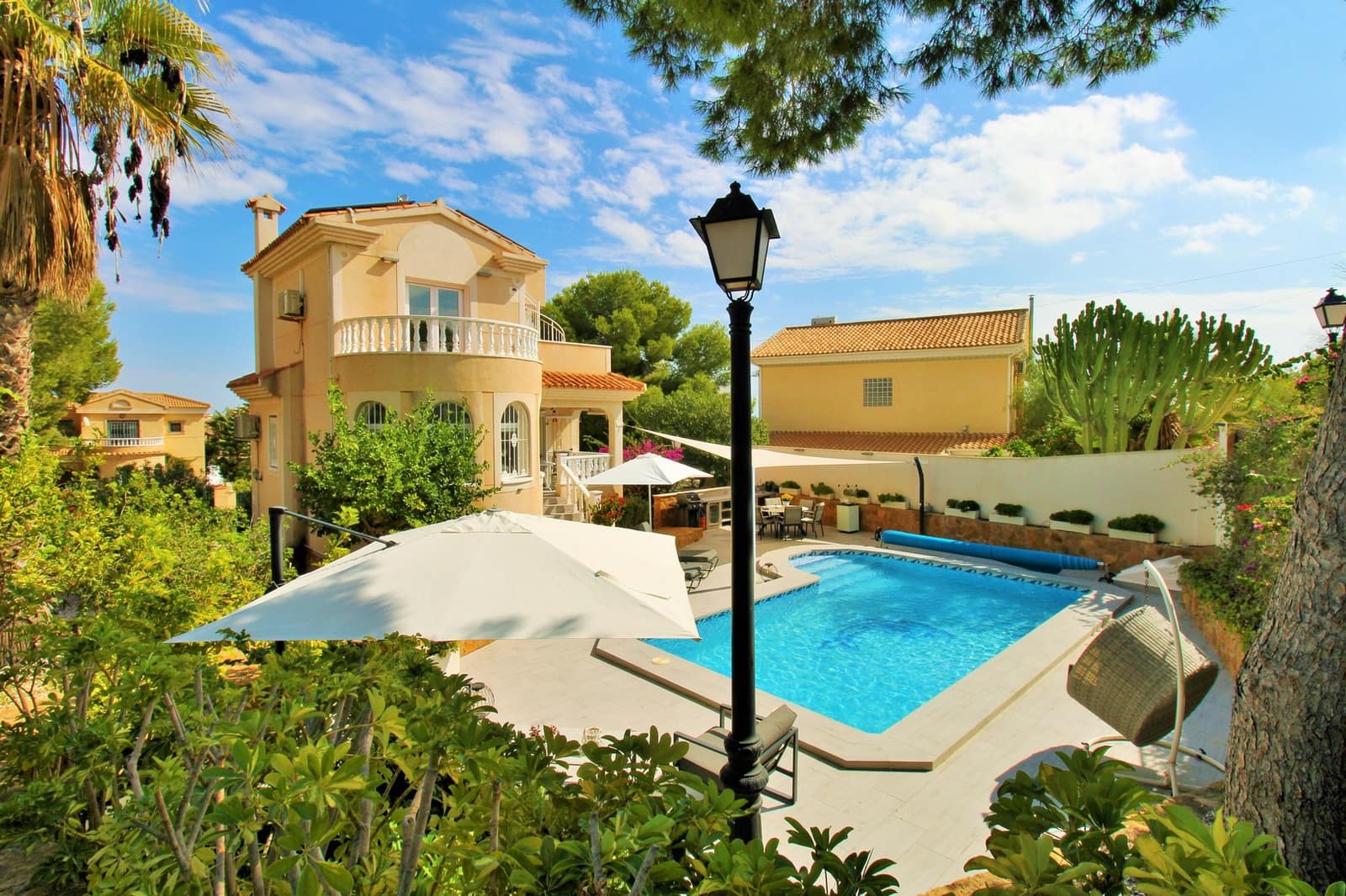 3 bedroom Villa for sale in Villamartin with pool garage - € 599,000 (Ref: 10160955)