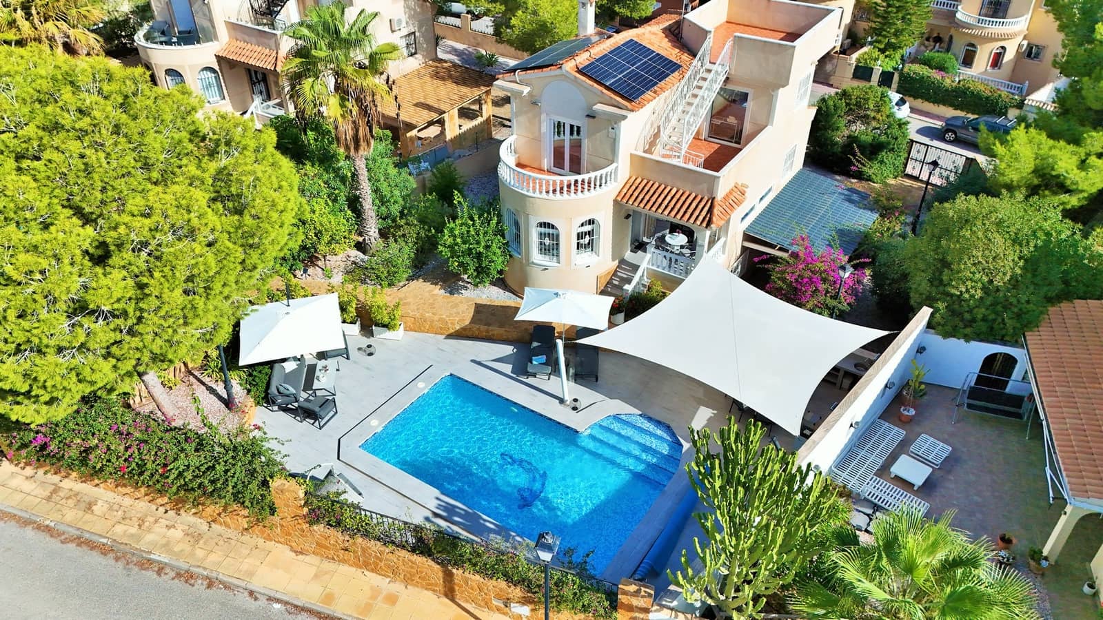 3 bedroom Villa for sale in Villamartin with pool garage - € 599,000 (Ref: 10160955)