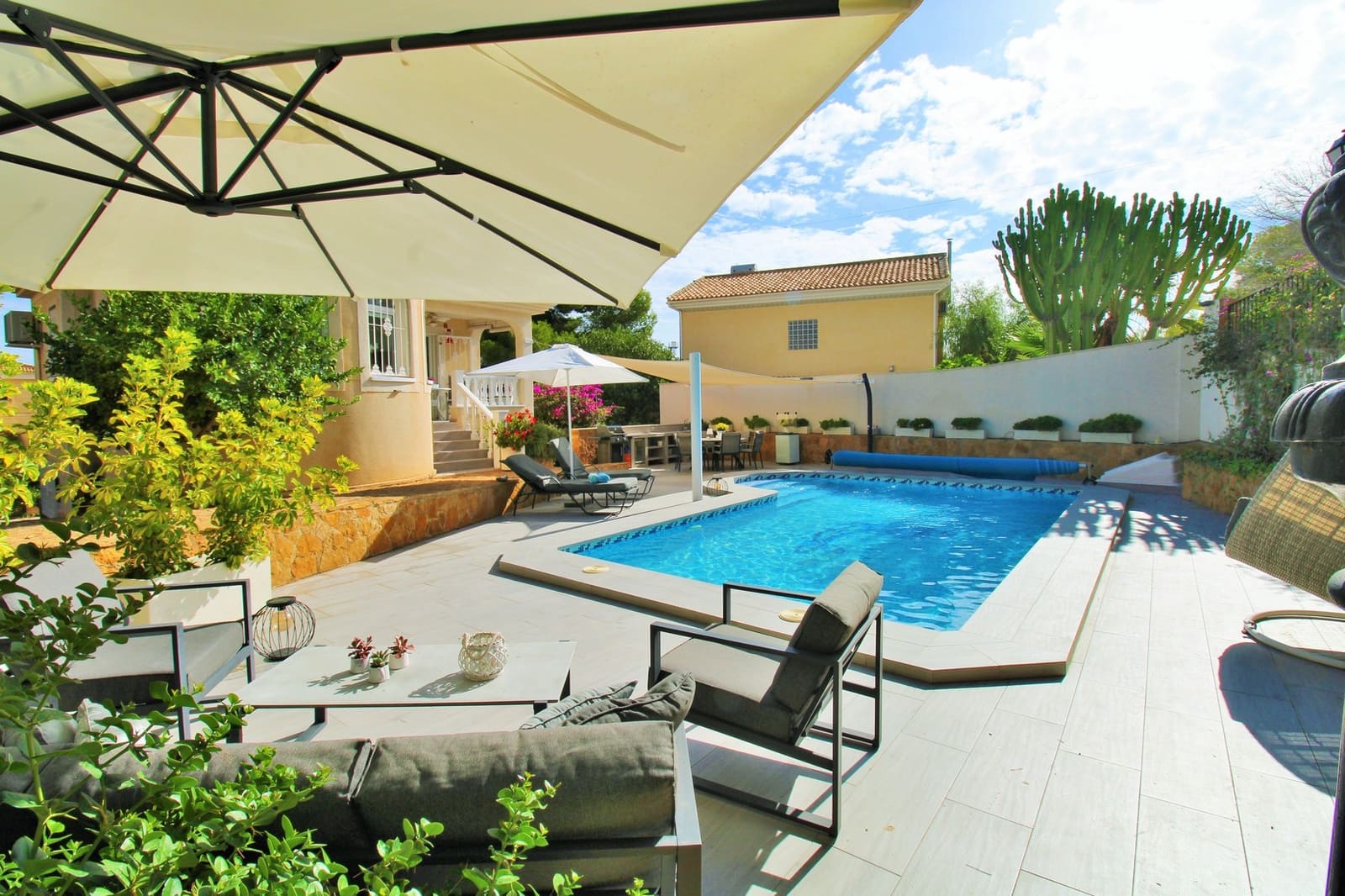 3 bedroom Villa for sale in Villamartin with pool garage - € 599,000 (Ref: 10160955)