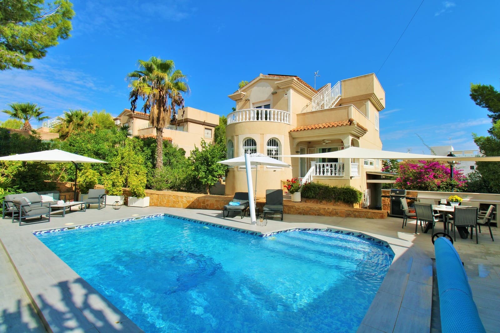 3 bedroom Villa for sale in Villamartin with pool garage - € 599,000 (Ref: 10160955)