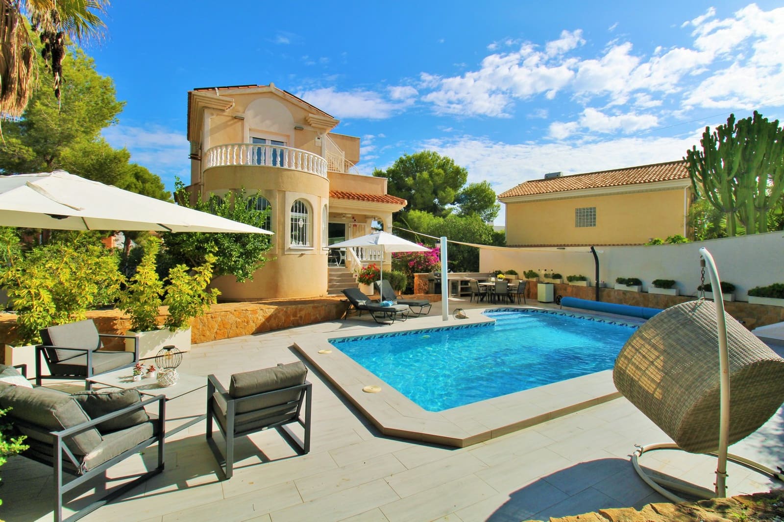 3 bedroom Villa for sale in Villamartin with pool garage - € 599,000 (Ref: 10160955)